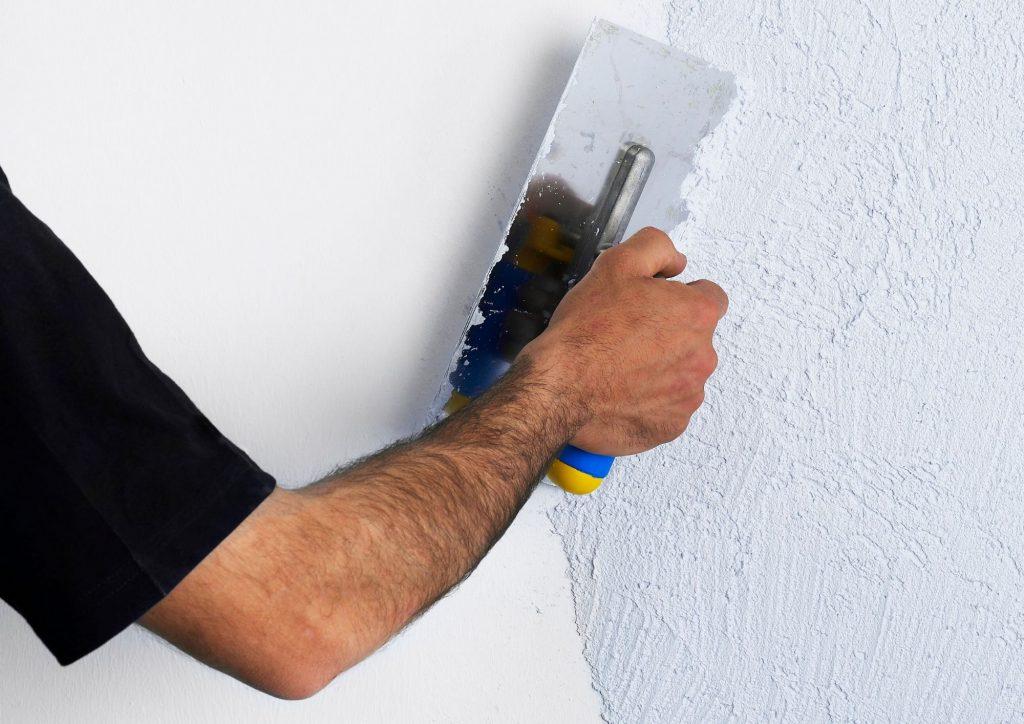 Enyesando las paredes en Sabadell