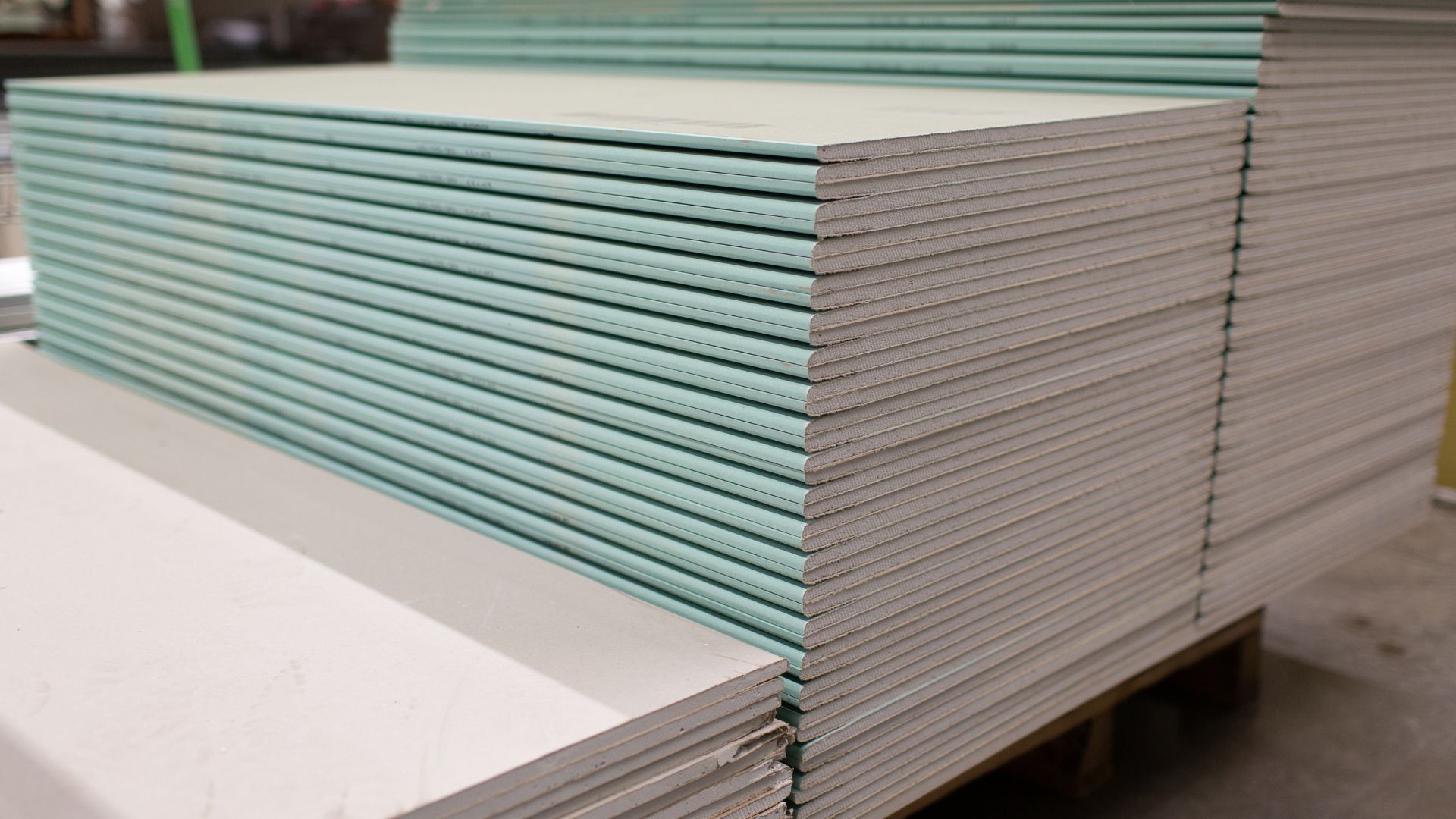 Detalle de la composición de placas de yeso laminado con núcleo de yeso y láminas de cartón